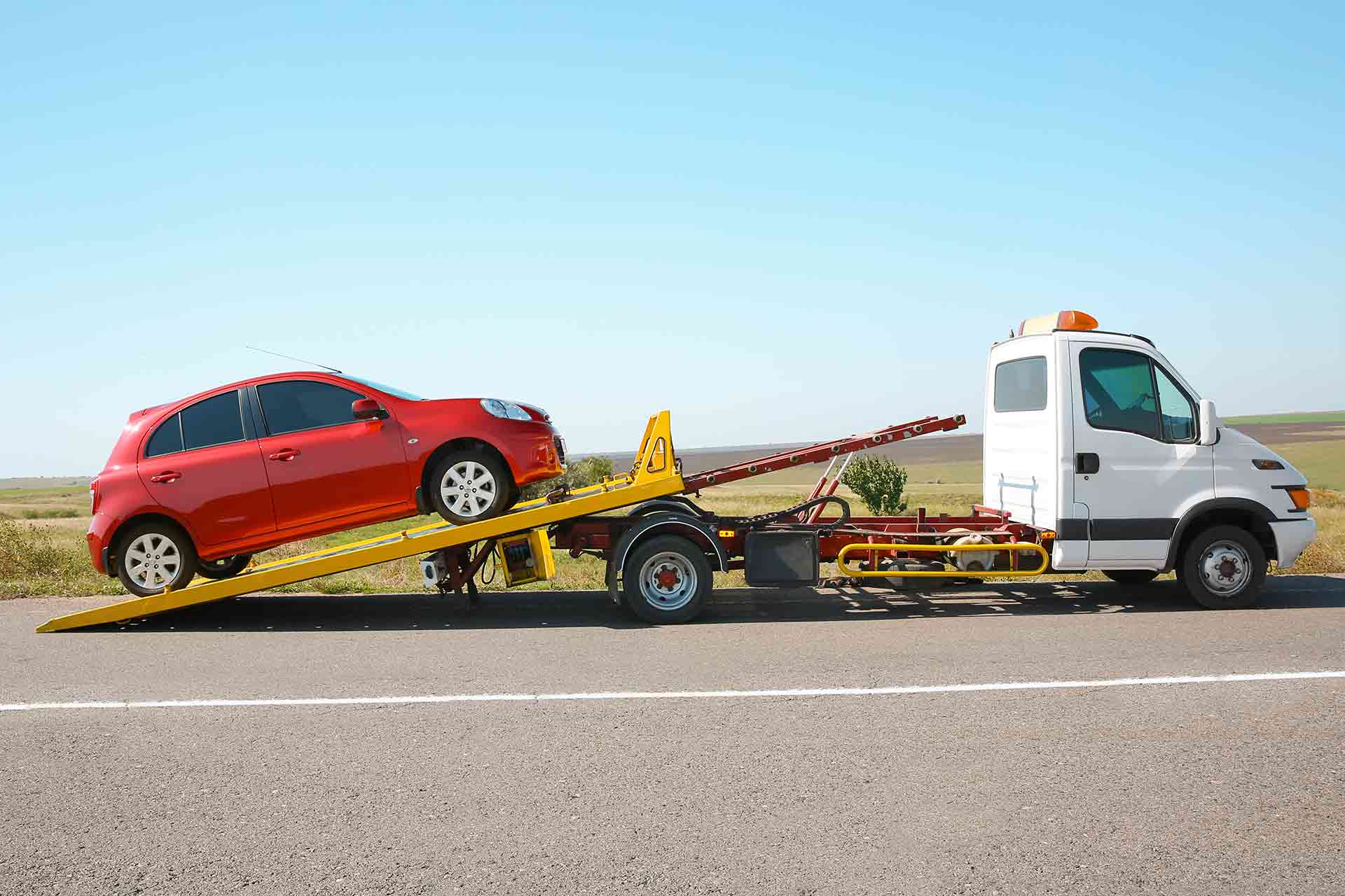 Šlep vozilo utovara crveni automobil – Lav Šlep akcija